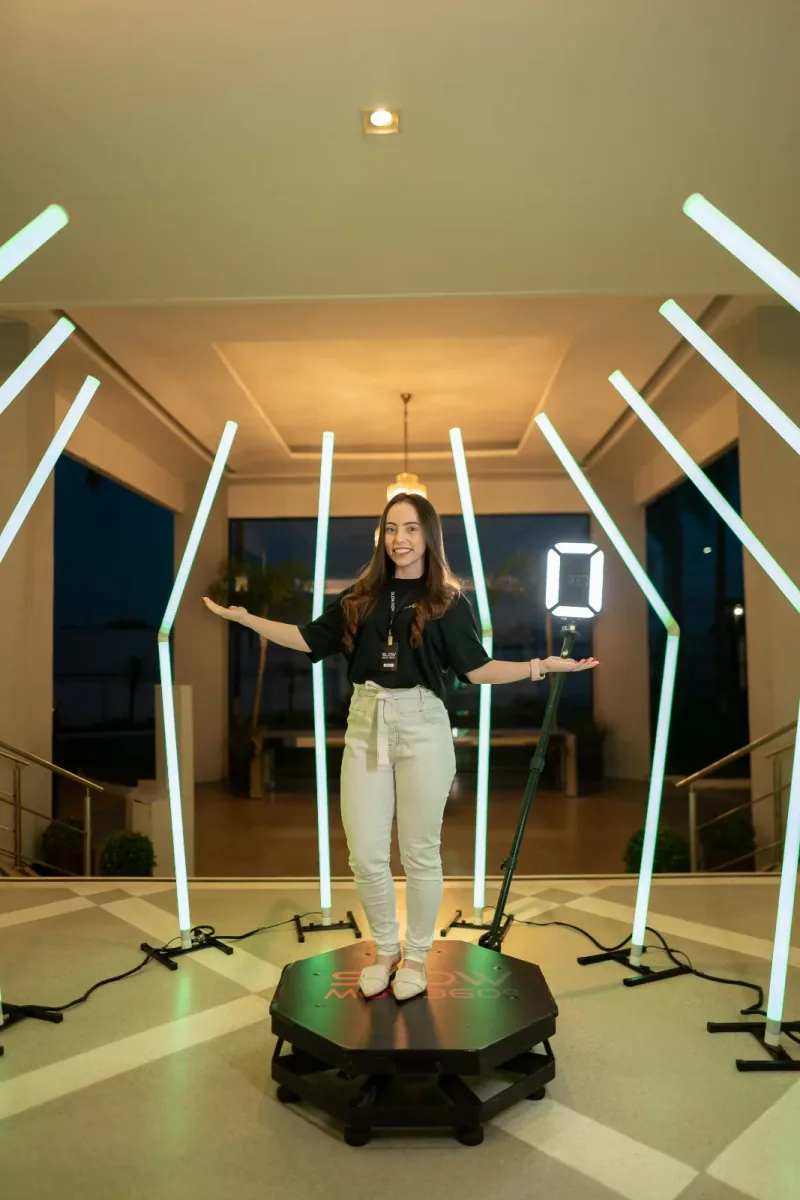 Participante na plataforma 360 Business cercada por estruturas de LED